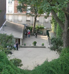 A game of boules in the shadow of the Sacré Coeur